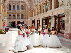 Седьмой парад невест прошел по Одессе: от Дерибасовской до Приморского (ФОТО)