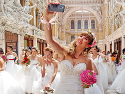 Седьмой парад невест прошел по Одессе: от Дерибасовской до Приморского (ФОТО)