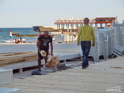 Очередной кусок одесского пляжа Ланжерон покрывают деревянным настилом (ФОТО)