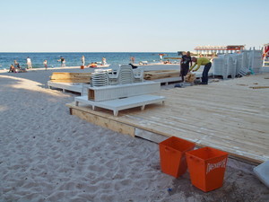 Очередной кусок одесского пляжа Ланжерон покрывают деревянным настилом (ФОТО)