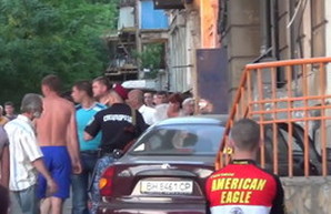 В Одессе автомобиль врезался в дом (ВИДЕО 18+)