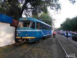 В Одессе второй раз в одном и том же месте сошел с рельсов трамвай (ФОТО)