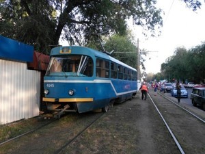 В Одессе второй раз в одном и том же месте сошел с рельсов трамвай (ФОТО)