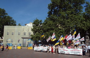 На Думской площади протестуют против памятника погибшим 2 мая и роста тарифов (ФОТО)