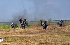 Военно-морские силы учатся проводить ночные марш-броски и действовать против диверсантов (ФОТО)
