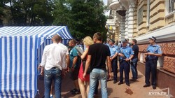 Проукраинские активисты в палатке встречают нового начальника одесской милиции (ФОТО)
