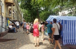 Проукраинские активисты в палатке встречают нового начальника одесской милиции (ФОТО)