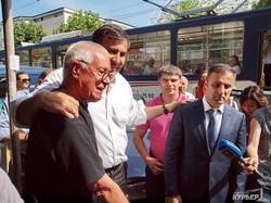 Михаил Саакашвили прогулялся по Привозу и проехался в одесском трамвае (ФОТО, ВИДЕО)