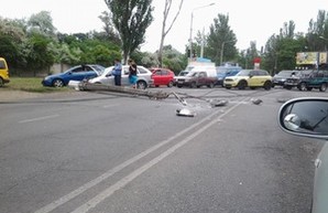 В Одессе на Овидиопольской дороге машина снесла столб и заблокировала движение (ФОТО, ВИДЕО)