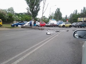 В Одессе на Овидиопольской дороге машина снесла столб и заблокировала движение (ФОТО, ВИДЕО)