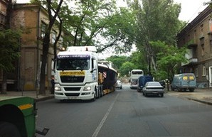По улицам центра Одессы везут яхты на трейлерах (ФОТОФАКТ)
