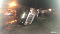 Ночью в Одессе перевернулся грузовик (ФОТО)