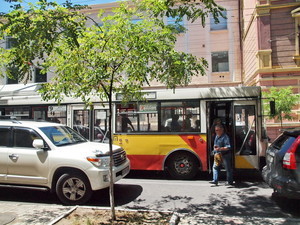 Автохамы уничтожили троллейбусную остановку в центре Одессы (ФОТО)