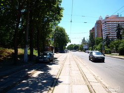Трамвайные пути на Французском бульваре и Генуэзской в Одессе стали автостоянкой (ФОТО)