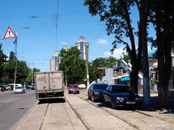 Трамвайные пути на Французском бульваре и Генуэзской в Одессе стали автостоянкой (ФОТО)