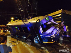 В Одессе трамвай перевернулся от столкновения с грузовиком (ФОТО)