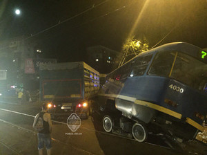 В Одессе трамвай перевернулся от столкновения с грузовиком (ФОТО)