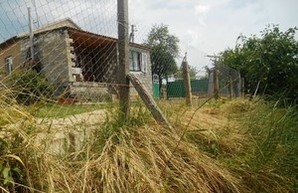Одесский облсовет выделил 220 тысяч на отселение семьи из сползающего в озеро дома