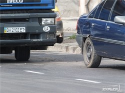 На одесской Пересыпи столкнувшиеся машины перекрыли дорогу (ФОТО)