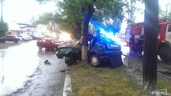 В Одессе машина врезалась в дерево (ФОТО, обновлено)