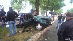 В Одессе машина врезалась в дерево (ФОТО, обновлено)