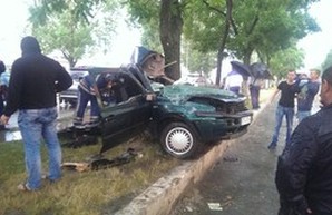 В Одессе машина врезалась в дерево (ФОТО, обновлено)