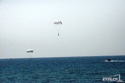 Одесские курсанты учились парашютному десанту прямо в море