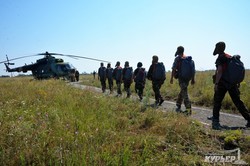 Одесские курсанты учились парашютному десанту прямо в море