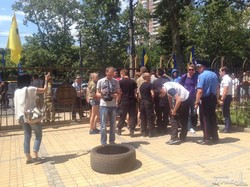 Во время заседания суда по делу Одесского аэропорта активисты жгут покрышки (ФОТО)