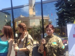 Во время заседания суда по делу Одесского аэропорта активисты жгут покрышки (ФОТО)