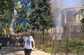 Во время заседания суда по делу Одесского аэропорта активисты жгут покрышки (ФОТО)