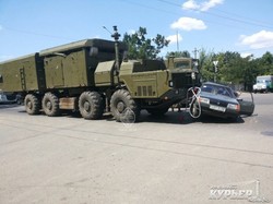 Военные учения в Одессе закончились раздавленной легковушкой (ФОТО)