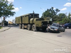 Военные учения в Одессе закончились раздавленной легковушкой (ФОТО)