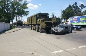 Военные учения в Одессе закончились раздавленной легковушкой (ФОТО)