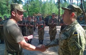 Двое солдат Одесской мехбригады получили боевые награды (ФОТО)