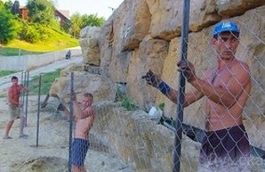 Саакашвили снес пляжный забор, а Хмельницкий его восстанавливает