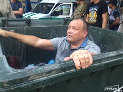 Одесского депутата люстрировали в мусорник (ФОТО)