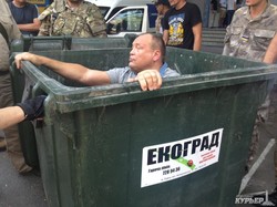 Одесского депутата люстрировали в мусорник (ФОТО)