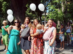 Одесситки кормили грудью младенцев в Горсаду (ФОТО)