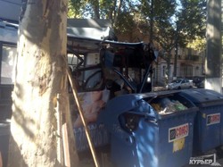 Одесский троллейбус врезался в дерево из-за лопнувшего колеса (ФОТО)