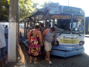 Одесский троллейбус врезался в дерево из-за лопнувшего колеса (ФОТО)