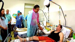 Саакашвили побывал в военном госпитале и решил вопросы протезирования раненым