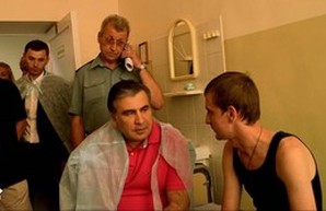 Саакашвили побывал в военном госпитале и решил вопросы протезирования раненым