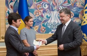 Заместитель Саакашвили получила украинский паспорт из рук президента (ВИДЕО)