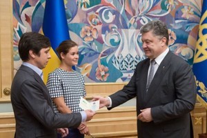 Заместитель Саакашвили получила украинский паспорт из рук президента (ВИДЕО)