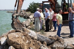 Одесская мэрия взялась укреплять дамбу Хаджибейского лимана строительным мусором (ФОТО)