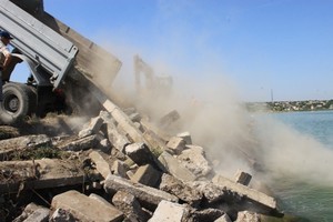 Одесская мэрия продолжает заваливать строительным мусором дамбу Хаджибейского лимана (ФОТО)