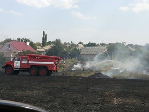 В одном из райцентров Одесской области горящая свалка угрожала охватить огнем больницу (ФОТО)