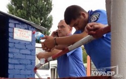 Двух одесских ГАИшников задержали на взятке в 6000 гривен (ФОТО)