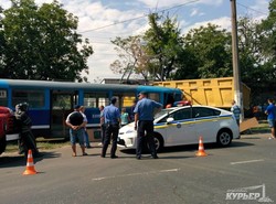 Одесский трамвай столкнулся с самосвалом: восемь человек пострадали (ФОТО)